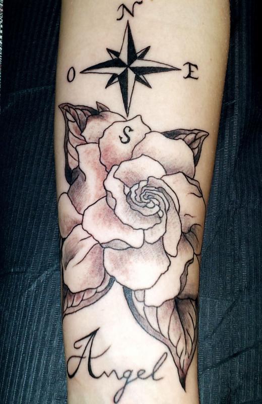 tattoo fleur et rose des vents
