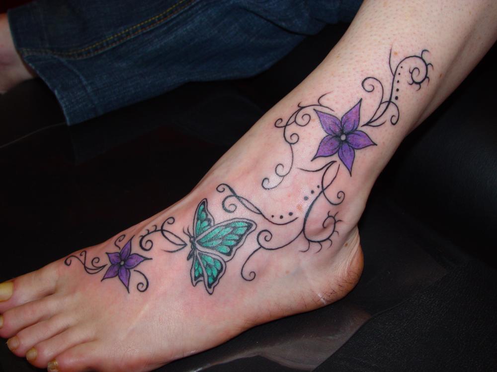 tattoo cheville et pied floral et papillon couleur
