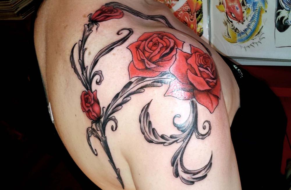 tattoo floral épaule couleur