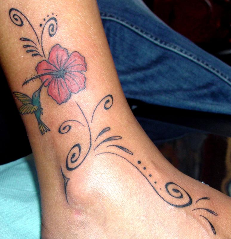 tattoo fleur hibiscus avec colibri sur cheville