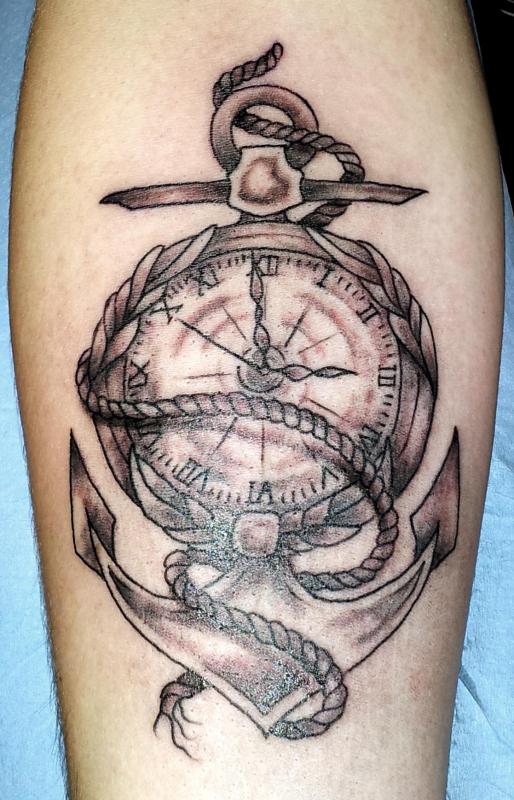 tattoo horloge ancre de marine bras