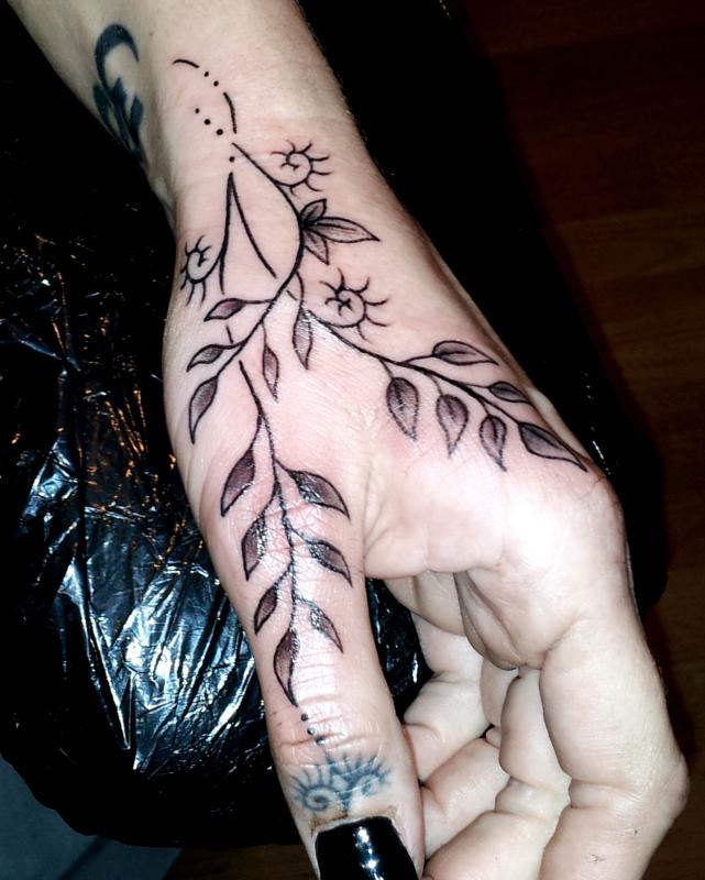 tattoo floral sur main