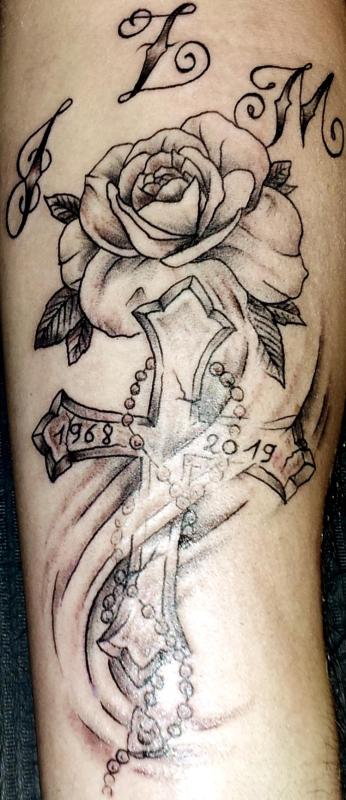 tattoo chicanos rose et croix bras